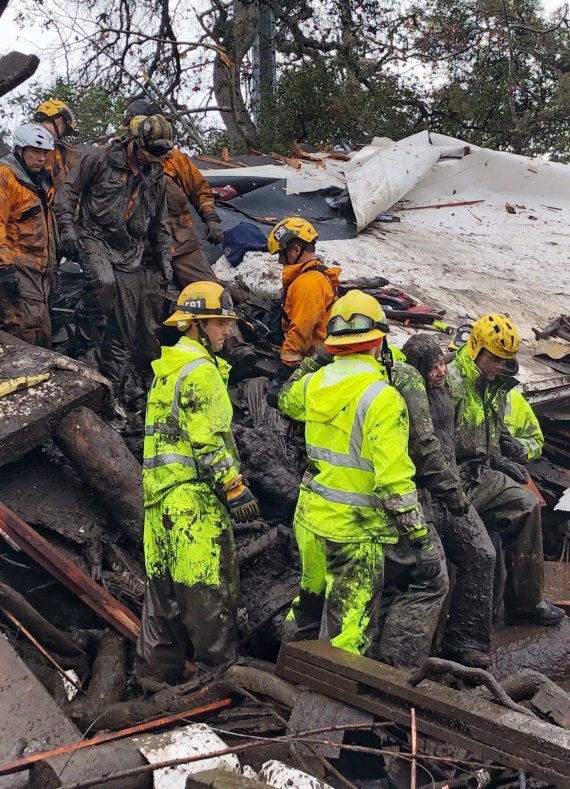 미국 캘리포니아주 몬테시토에서 9일(현지시간) 구조대원들이 구조작업을 벌이고 있다.AP연합뉴스