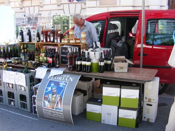 오스트리아 잘츠부르크에 위치한 '슈란넨 시장'에서 한 상인이 직접 기르고 만든 상품들을 판매하고 있다.