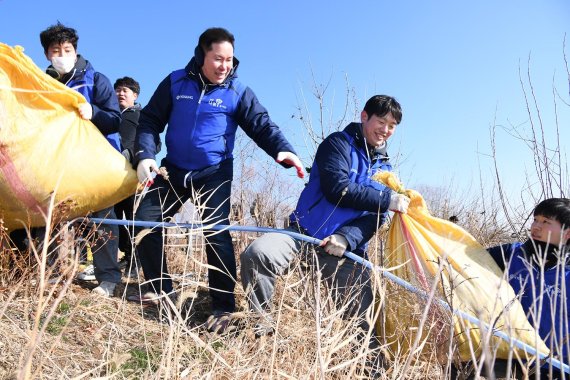 조현상 효성나눔봉사단장(왼쪽부터 세번째)과 52기 신입사원들이 서울 상암동 월드컵공원 내 노을공원에서 ‘사랑의 숲 가꾸기’ 봉사활동을 하고 있다.