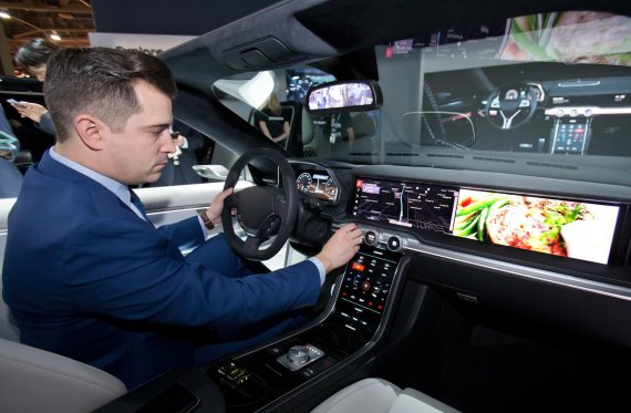 삼성전자는 자동차 안에서 음성만으로 음악을 켜고 에어컨 풍량을 조절하고, 운전 중에도 집 안에 있는 가전제품을 제어할 수 있는 자동차용 플랫폼 '디지털 콕핏'을 세계 최대 정보기술(IT) 전시회 'CES 2018'에서 공개했다. 디지털 콕핏에는 안드로이드 응용 기술과 삼성의 사물인터넷(IoT) 플랫폼인 '스마트싱스', AI 서비스인 '빅스비'를 적용했다. 삼성전자 모델이 편리한 운전환경과 인포테인먼트 시스템 제공하는 차량용 디지털 콕핏을 시연하고 있다.