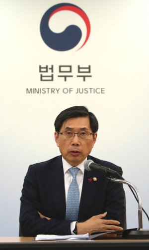 11일 법조기자단 간담회에서 답변하는 박상기 법무부 장관. 연합뉴스