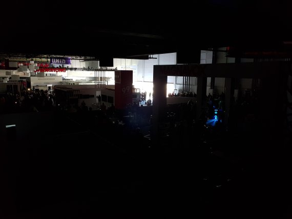 지난 10일(현지시각) 'CES 2018'의 전시공간인 미국 라스베이거스 컨벤션센터(LVCC) 센트럴홀이 정전으로 어두워진 모습. 사진=권승현 기자