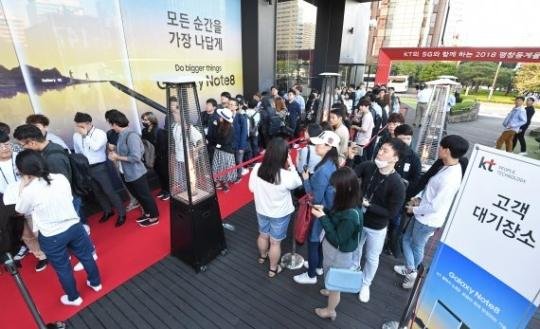삼성전자 갤럭시S9이 자급제 단말기와 이통사향 단말기 형태로 3월초 같은 조건으로 판매될 예정이다. 사진은 지난해 9월 서울 광화문 KT 스퀘어에서 전작인 삼성전자 갤럭시 노트8 정식 출시 행사 모습.
