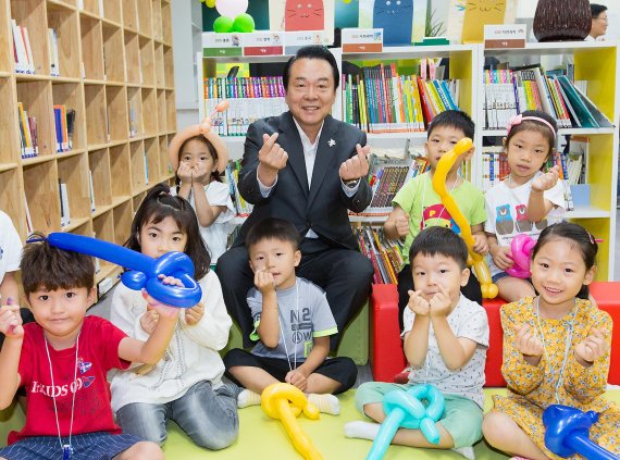 노현송 서울 강서구청장(가운데)은 11일 유니세프로 부터 강서구가 '아동이 행복한 도시'라는 인증을 받았다고 밝혔다.