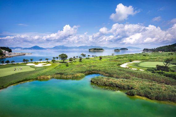'신비의 섬'으로 불리는 경남 남해에 자리한 '아난티 남해'는 온화한 해양성 기후로 4계절 내내 골프를 즐길 수 있는 '꿈의 코스'다.
