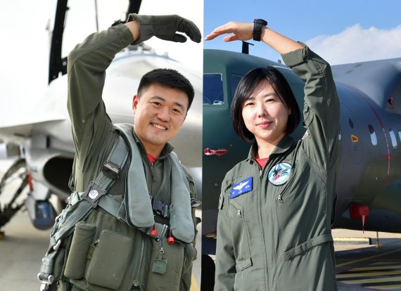 우리 군 최초의 부부 비행대장인 김동우 소령(38·왼쪽)과 이인선 소령(38) 부부가 각자의 주력기종인 KF-16과 CN-235 앞에서 하트를 만들어 보여주고 있다. /사진=공군