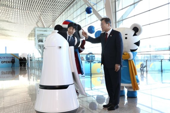 文대통령 "인천공항 年 1억명 수용토록 육성"....안내로봇 등 스마트공항 박차