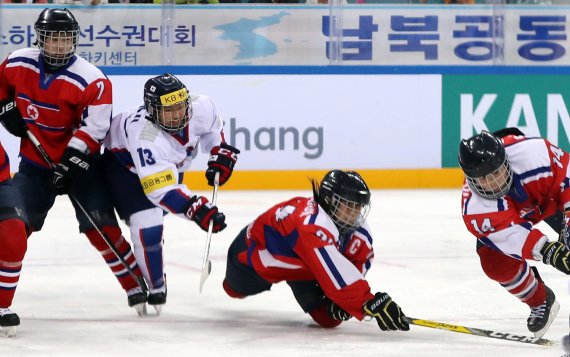 남북한이 2018 평창동계올림픽에서 사상 최초로 여자 아이스하키 단일팀을 추진하는 것으로 12일 확인됐다.사진은 지난 2017년 강릉에서 열린 세계선수권 디비전Ⅱ 그룹 A 대회에서 남북한 선수들이 함께 한 모습. 연합뉴스