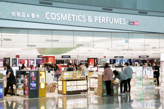 인천공항 제2여객터미널에서 신라면세점이 운영하는 화장품 향수매장