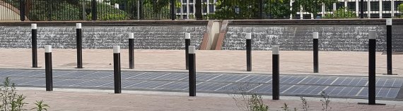 전국에서 처음 시도되는 제주첨단과기단지 태양광 패널 도로 이미지. 기존 아스팔트·콘크리트 포장 도로에 태양광전지 패널을 부착, 차량통행 기능을 유지하면서 전력을 얻는 친환경 에너지 생산 시스템이다.