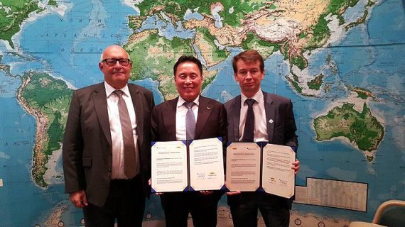 JDC는 지난해 11월 17일 프랑스 꼴라스 사(이하 꼴라스) 사옥에서 제주의 환경적 가치 증진을 위한 신재생에너지 사업에 대한 양해각서를 체결했다.