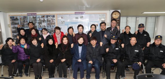 14일 서울 성북구의 한 아파트를 방문한 김현미 국토교통부 장관(앞줄 왼쪽 여섯번째)이 아파트 경비원 등 관계자들과 기념촬영을 하고 있다.