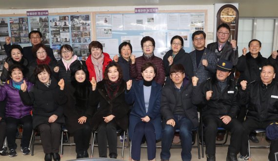 14일 서울 성북구의 한 아파트를 방문한 김현미 국토교통부 장관(앞줄 왼쪽 다섯번째)이 아파트 경비원 등 관계자들과 기념촬영을 하고 있다.