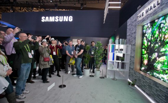 관람객들이 미국 라스베이거스 컨벤션 센터(LVCC)의 CES 2018 삼성전자 부스에 전시된 세계 최초 모듈러 TV '더 월'을 감상하고 있다.