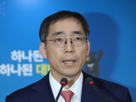 15일 가상화폐 관련 정부 입장을 발표하고 있는 정기준 국무조정실 경제조정실장 / 사진 = 연합뉴스