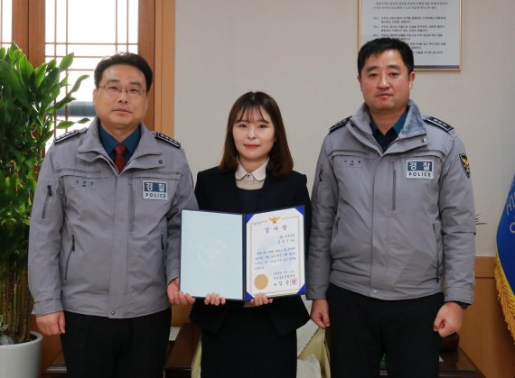 SBI저축은행은 지난 11일 서울종로경찰서에서 열린 '보이스피싱 예방 공로자 표창 수여식'에서 홍명진 종로지점 주임이 종로경찰서장 표창을 수상했다고 15일 밝혔다. 이날 수여식에 참여한 김준영 종로경찰서장(왼쪽부터), SBI저축은행 홍명진 주임, 이상현 생활안전계 과장이 기념촬영을 하고 있다.