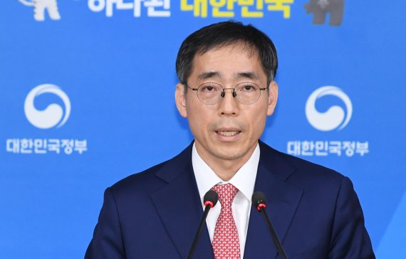 발표하는 정기준 경제조정실장