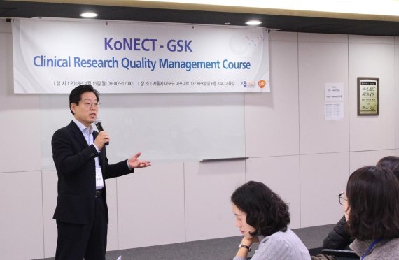 이일섭 GSK 한국법인 의학부 부사장이 강의 참가자들에게 인사말을 전하고 있다.