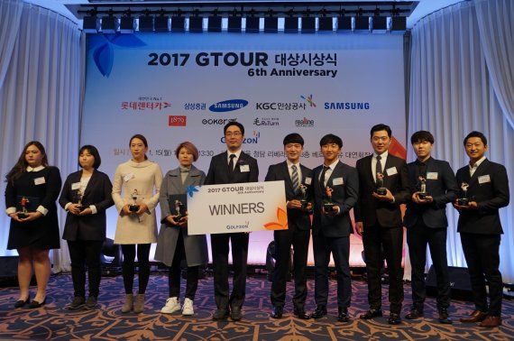 골프존은 15일 서울 강남구 청담동 리베라호텔에서 ‘2017 GTOUR 6주년 기념’ 대상 시상식을 개최했다. 시상식을 마친 뒤 박기원 골프존 대표가 수상자들과 기념촬영을 하고 있다.