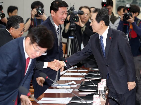 정세균 국회의장이 15일 국회 본청에서 열린 헌법개정 및 정치개혁 특별위원회 첫 회의에서 김재경 특위 위원장과 악수하고 있다. 연합뉴스