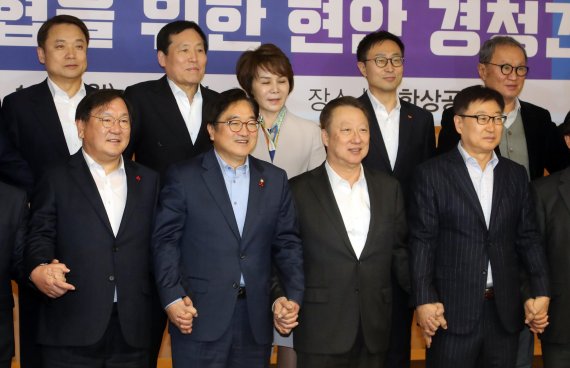 우원식 원내대표(앞줄 왼쪽 두번째)를 비롯한 더불어민주당 인사들이 15일 서울 대한상공회의소에서 열린 사회적대타협을 위한 현안 경청간담회에서 박용만 회장을 비롯한 대한상공회의소 인사들과 기념사진을 촬영하고 있다. 연합뉴스