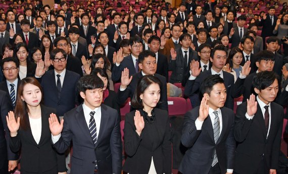 서약하는 새내기 법조인들 15일 경기 고양 사법연수원에서 열린 제47기 사법연수생 수료식에서 수료생들이 서약을 하고 있다. 김명수 대법원장은 이날 치사를 통해 "전문적 역량을 키우는 데 전력을 다하고 국민들의 아픔에 공감할 수 있는 따뜻한 마음, 누구와도 평화롭고 슬기롭게 대화할 수 있는 열린 태도를 길러야 한다"고 당부했다. 사진=김범석 기자