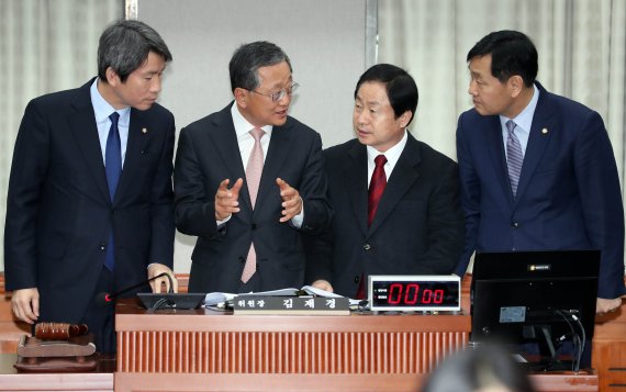 15일 오전 국회 본청에서 열린 헌법개정 및 정치개혁 특별위원회 첫 회의에서 위원장과 각 당 간사들이 얘기를 나누고 있다. 왼쪽부터 더불어민주당 이인영 간사, 김재경 위원장, 자유한국당 주광덕 간사, 국민의당 김관영 간사. 연합뉴스