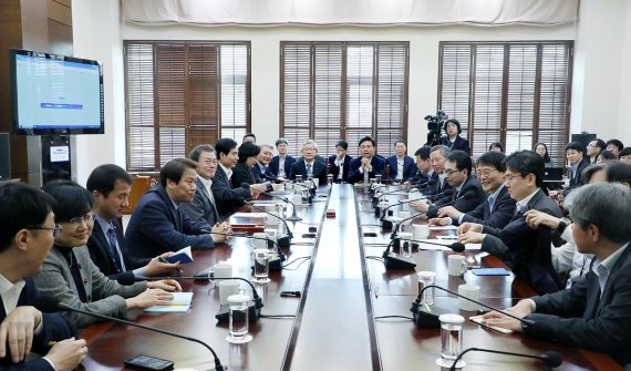 15일 청와대에서 열린 문 대통령 주재 수보회의 장면. 청와대 제공