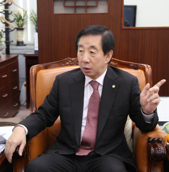 김성태 자유한국당 원내대표가 15일 국회 당 원내대표실에서 파이낸셜뉴스와 현안 인터뷰를 갖고 주요 현안에 대해 입장을 밝히고 있다. ■약력 △60세 △경남 진주 △진주기계공고 △강남대 법학과 △한양대 행정대학원 석사 △한국노총 사무총장 △18.19.20대 국회의원 △새누리당 비정규직대책 특위 위원장 △국회 국토교통위 간사 △바른정당 사무총장 △자유한국당 원내대표 △국회 운영위 위원장