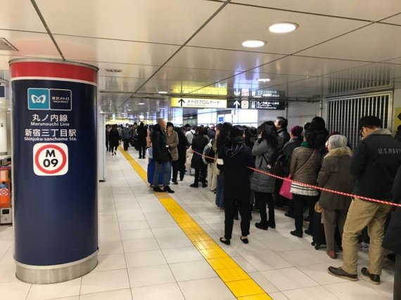 일본 도쿄 신주쿠구 신주쿠 이세탄 백화점 앞에 사람들이 입장을 위해 줄을 서고 있다. 줄의 끝이 보이지 않을 정도로 많은 사람들이 모였다. /사진=fnDB