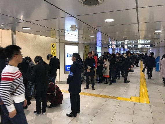 일본 도쿄 신주쿠구 신주쿠 이세탄 백화점 앞에 사람들이 입장을 위해 줄을 서고 있다. 줄의 끝이 보이지 않을 정도로 많은 사람들이 모였다. /사진=fnDB