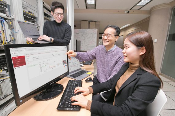 KT가 인공지능 기반의 네트워크 운용 플랫폼인 '뉴로플로우'를 개발했다. KT 융합기술원 직원들이 17일 연구소에서 인공지능 네트워크 운용 플랫폼 '뉴로플로우'를 테스트하고 있다.