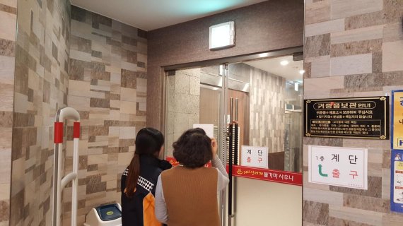 경기도 북부소방재난본부 조사요원이 비상구 유도등을 점검하고 있다. 사진제공=경기도 북부소방재난본부