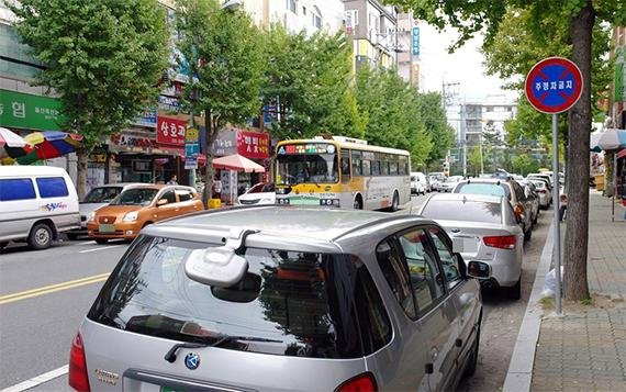 주정차금지 구역에 불법 주차차량이 길게 늘어서 있다. /사진=연합뉴스