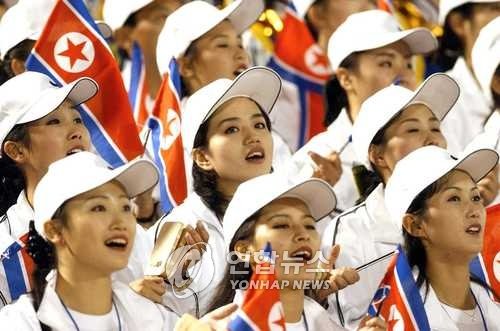 2002 부산 아시안게임에 참가한 북한응원단. 연합뉴스