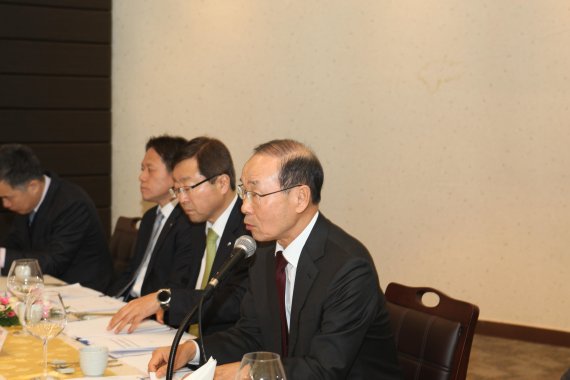 김용덕 손해보험협회 회장(오른쪽 첫번째)이 17일 서울 광화문 한 식당에서 열린 기자간담회에서 발언하고 있다.