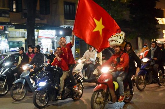 17일 베트남 U-23 대표팀이 2018 AFC 중국 U-23 챔피언십에서 8강에 오르자 수백 명의 시민들이 거리로 쏟아져 나왔다. /사진=zing.vn