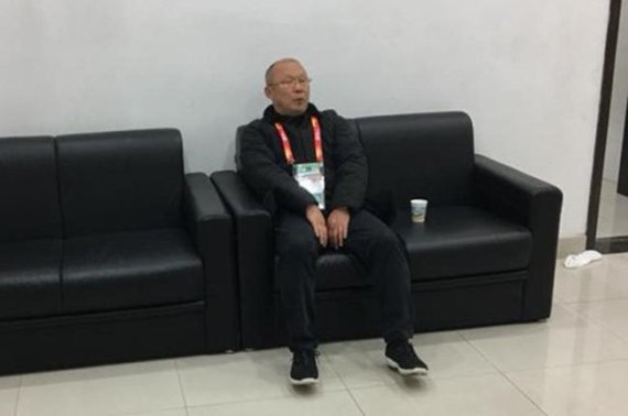 시리아와의 U23 경기 직후 만감이 교차하는 듯 박항서 감독이 넋을 놓고 앉아있다./사진=zing.vn