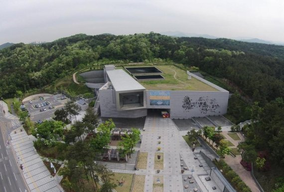 울산박물관이 전시 및 연구자료로 활용하기 위해 ‘2018년 유물구입 계획’을 공고했다. 구입 대상은 울산 지역사 관련 자료와 미술품, 공예품 등이다. 2월 5~9일까지 5일간 매도 신청을 받는다.