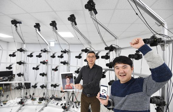 리얼리티리플렉션 손우람 대표(오른쪽)와 노정석 최고전략책임자(CSO)가 DSLR 카메라 160대로 구현한 3차원(3D) 스캐닝 스튜디오에서 최근 개발한 실사형 AI 아바타를 선보이고 있다. /사진=김범석 기자