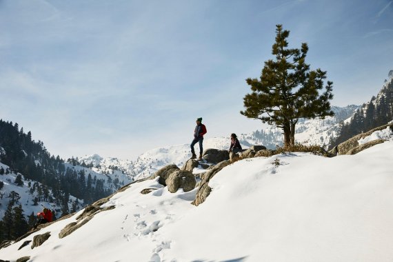 스켈레톤으로 유명한 미국 유타주의 산에서 여행객들이 겨울 스포츠를 즐기다 경치를 감상하고 있다. /사진=에어비앤비