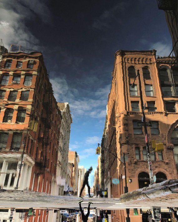 사진작가 앤디 그랜트는 물웅덩이에 비친 뉴욕을 담아내고 있다./보어드판다 갈무리