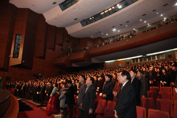 서거석 전 전북대 총장이 20일 전북대 삼성문화회관에서 저서 ‘사람이 바뀐다 미래가 바뀐다’ 출판기념회를 가진 가운데 인사말을 하고 있다. 이날 행사에는 도내 정치권과 교육계, 사회단체 관계자 등 5000여명(주최측 집계)이 참석해 성황을 이뤘다. (사진=서거석 전 총장측 제공)