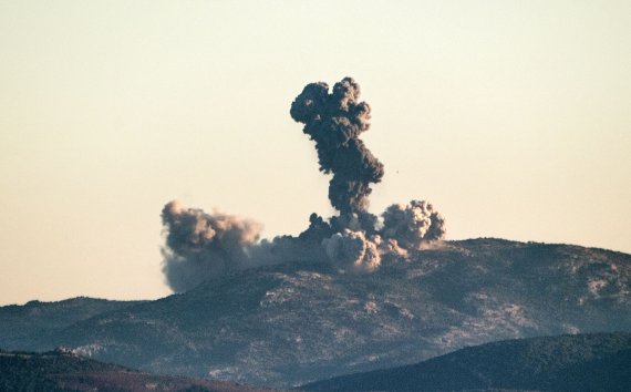 터키 공군이 20일(현지시간) 터키 남부 하타이주와 접한 시리아 국경 너머의 인민수비대(YPG) 거점을 폭격하고 있다.AFP연합뉴스
