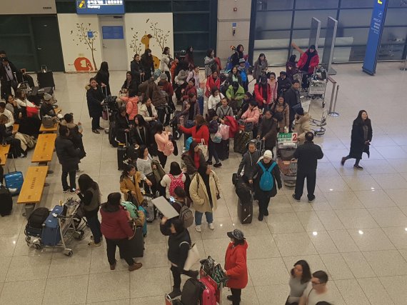 지난달 26일 인천국제공항 출입 게이트 앞에서 동남아 단체관광객들이 서성이고 있다. 동남아 여행객 중 상당수는 단체관광객으로 둔갑해 공항에 도착하자마자 사라진다.