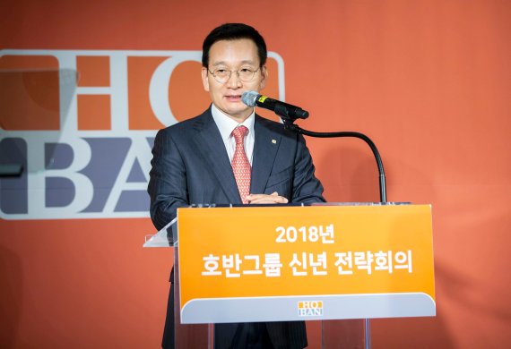 지난 5일 2018년 신년 전략회의에서 신년사를 발표하는 호반그룹 김상열 회장.