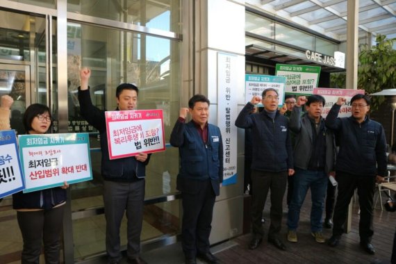 한국노동자총연맹이 서울 여의도에서 인상된 최저임금 안착을 위해 정부가 '탈법' '편법' 행위를 하는 사업자를 적발, 강력한 조치를 취해줄 것을 촉구하고 있다. 사진=송주용 기자