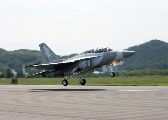 한국항공우주산업(KAI)이 방위사업청과 성과기반 군수지원(PBL) 계약을 체결한 국산 경공격기 FA-50의 이륙 모습.