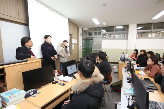 일본IT기업주문반 출신으로 일본 소프트뱅크에 근무 중인 김영훈씨(2016년 졸업, 왼쪽 두번째)가 모교를 방문, 같은 반 후배들에게 일본 취업 노하우를 전하고 일본 생활을 소개하며 격려했다.