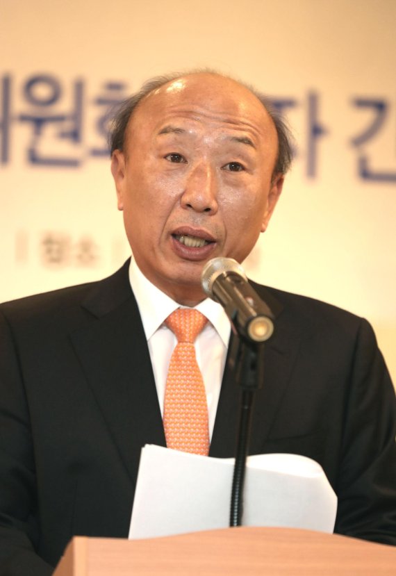 이해선 한국거래소 시장감시위원장이 24일 서울 여의도에서 올 해 가동 예정인 차세대 시장감시 시스템에 대해 설명하고 있다.